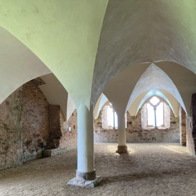 An incredible mutli-vaulted domed / arched ceilinged room supported by pillars